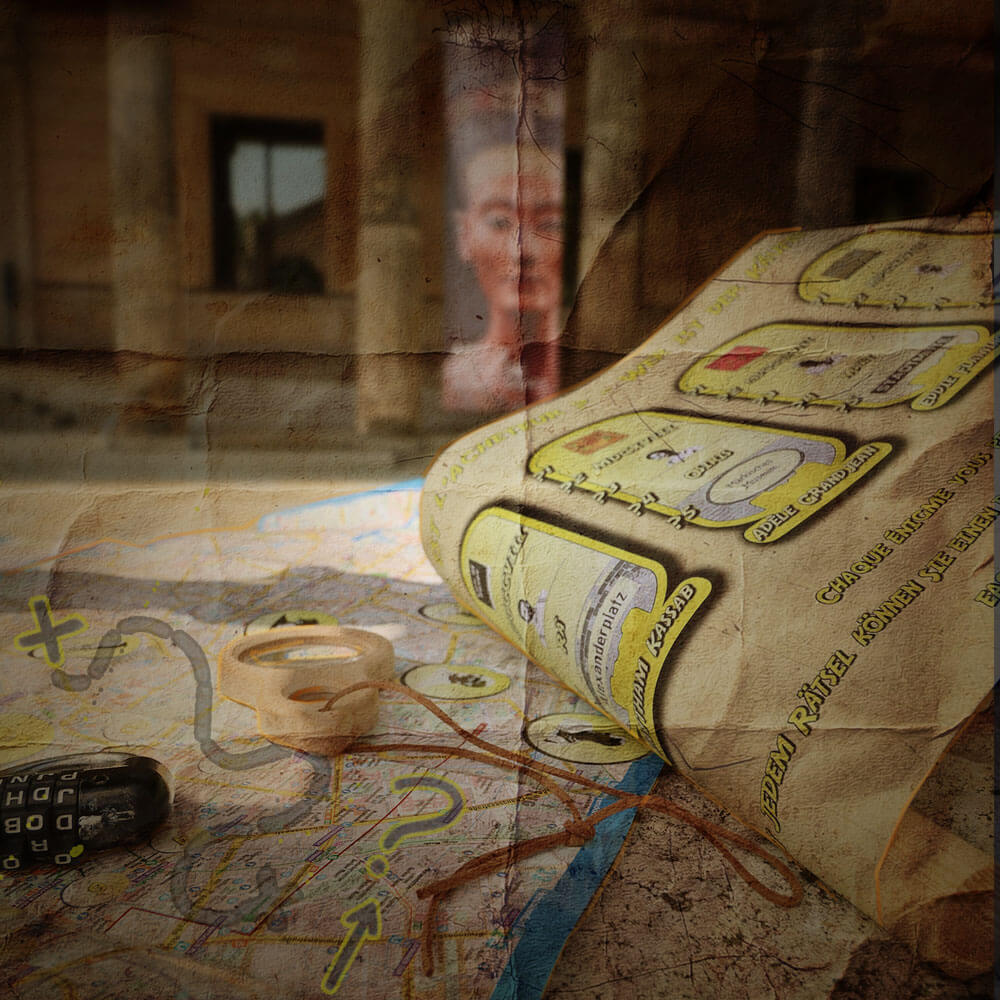 Karte und Ermittlungsunterlagen auf einem Tisch, Symbol für die Untersuchung im Outdoor-Escape-Game The Nefertiti Affair in Berlin.Karte und Ermittlungsunterlagen auf einem Tisch – Symbol für die Untersuchung im Outdoor-Escape-Game The Nefertiti Affair in Berlin.
